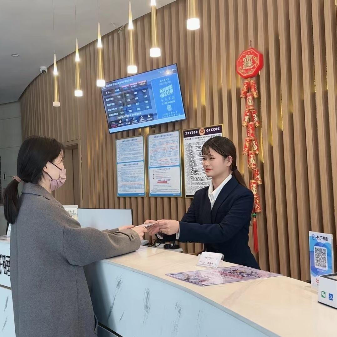 铂鑫假日酒店