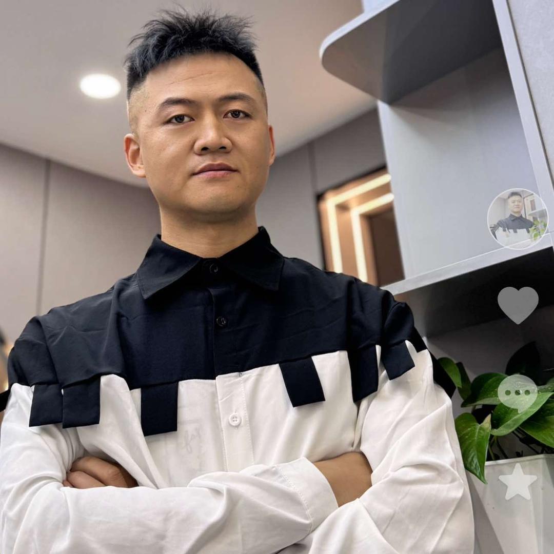 奎屯蛋白烫发小刚艺人形象