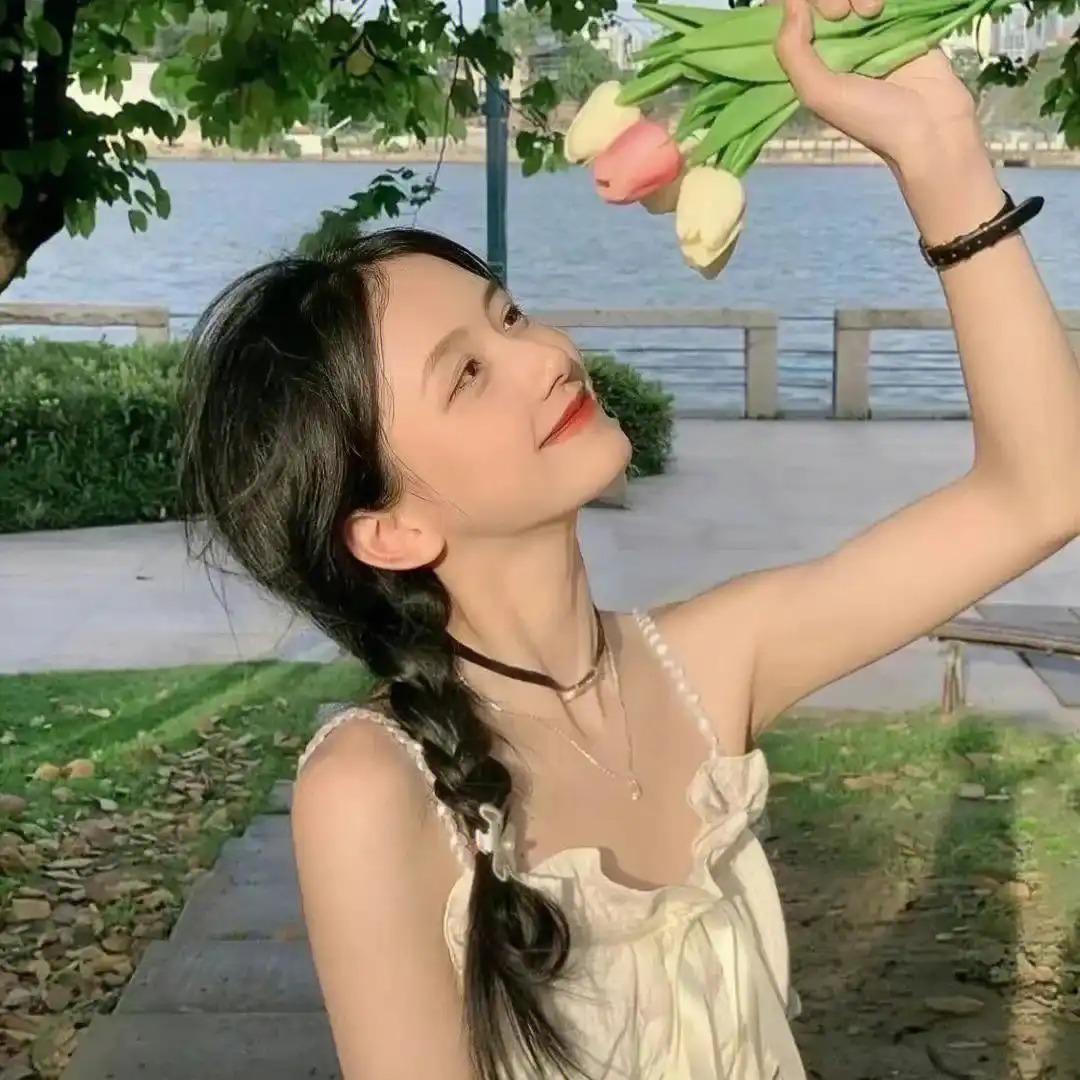 婷婷（川依逸）