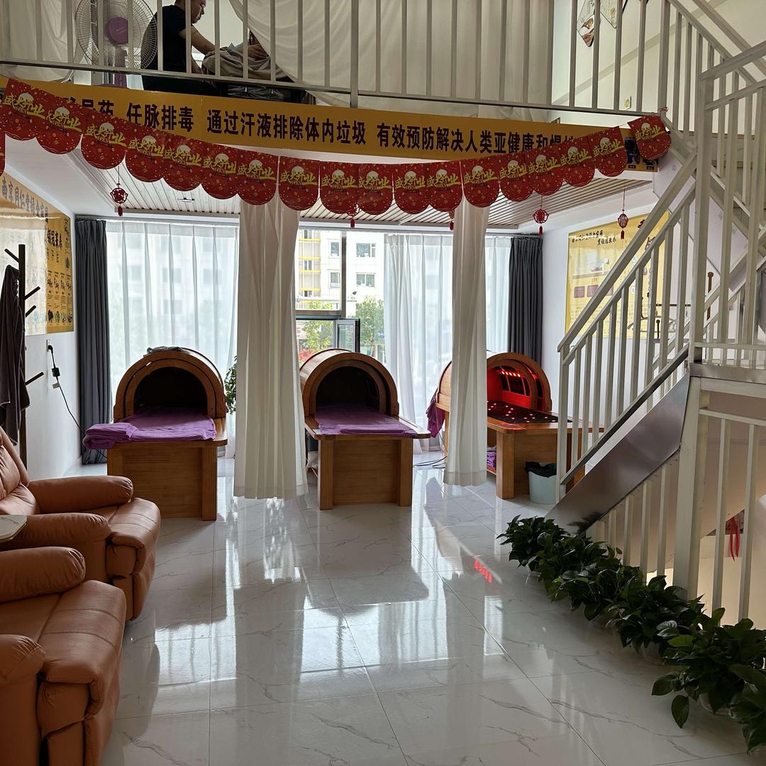 熏领冠理疗馆