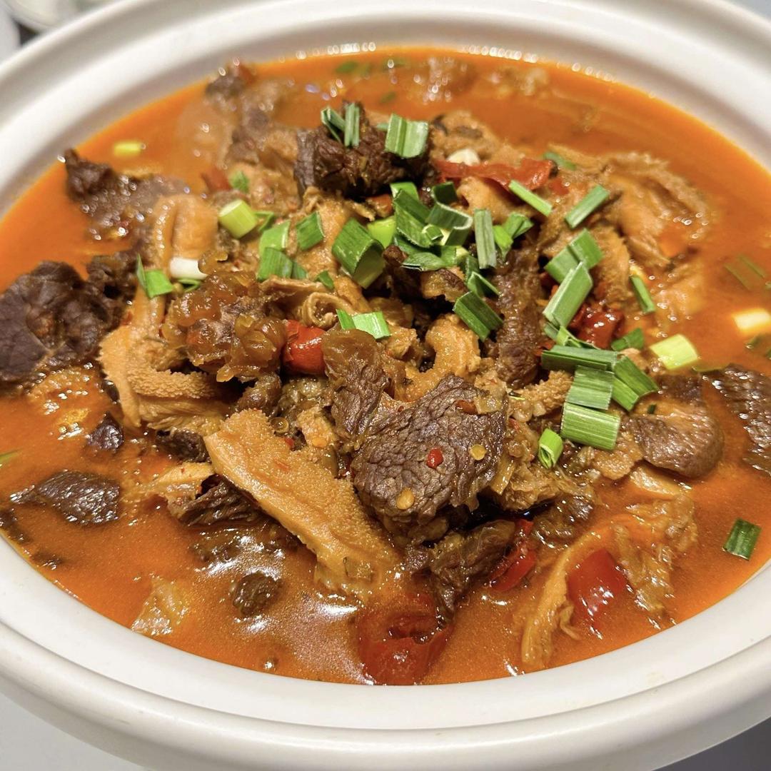 东伟特色牛肉牛棒骨火锅·脆皮鸡煲