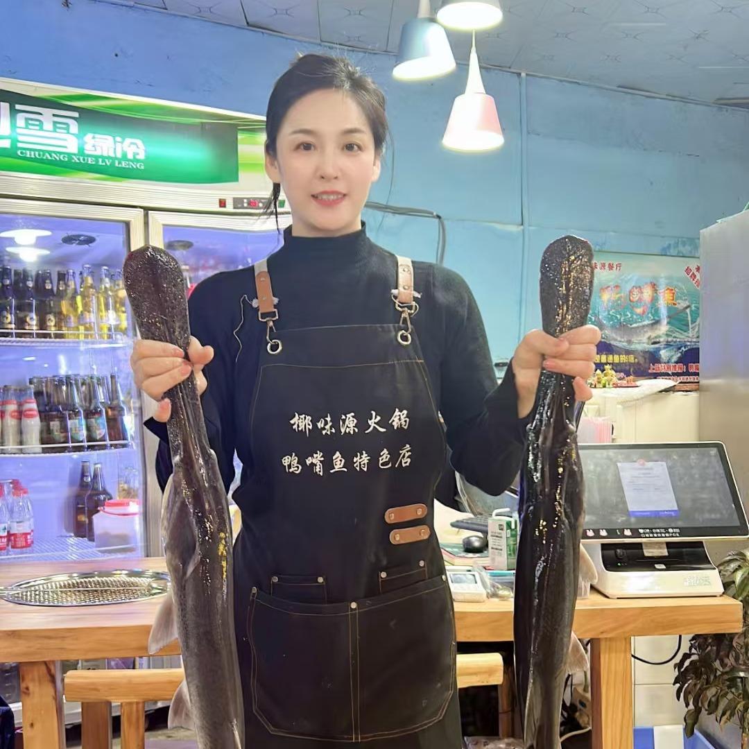 椰味源鸭嘴鱼土鸡火锅美食店