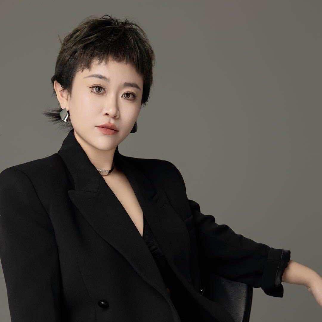 媞密婚纱店长倩倩