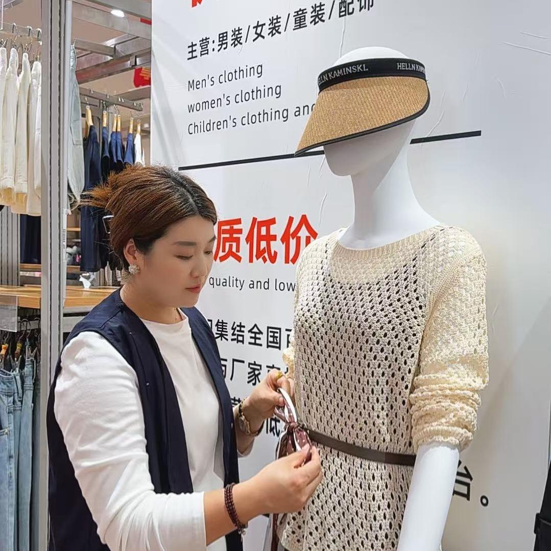 好衣多公园里男女童装店