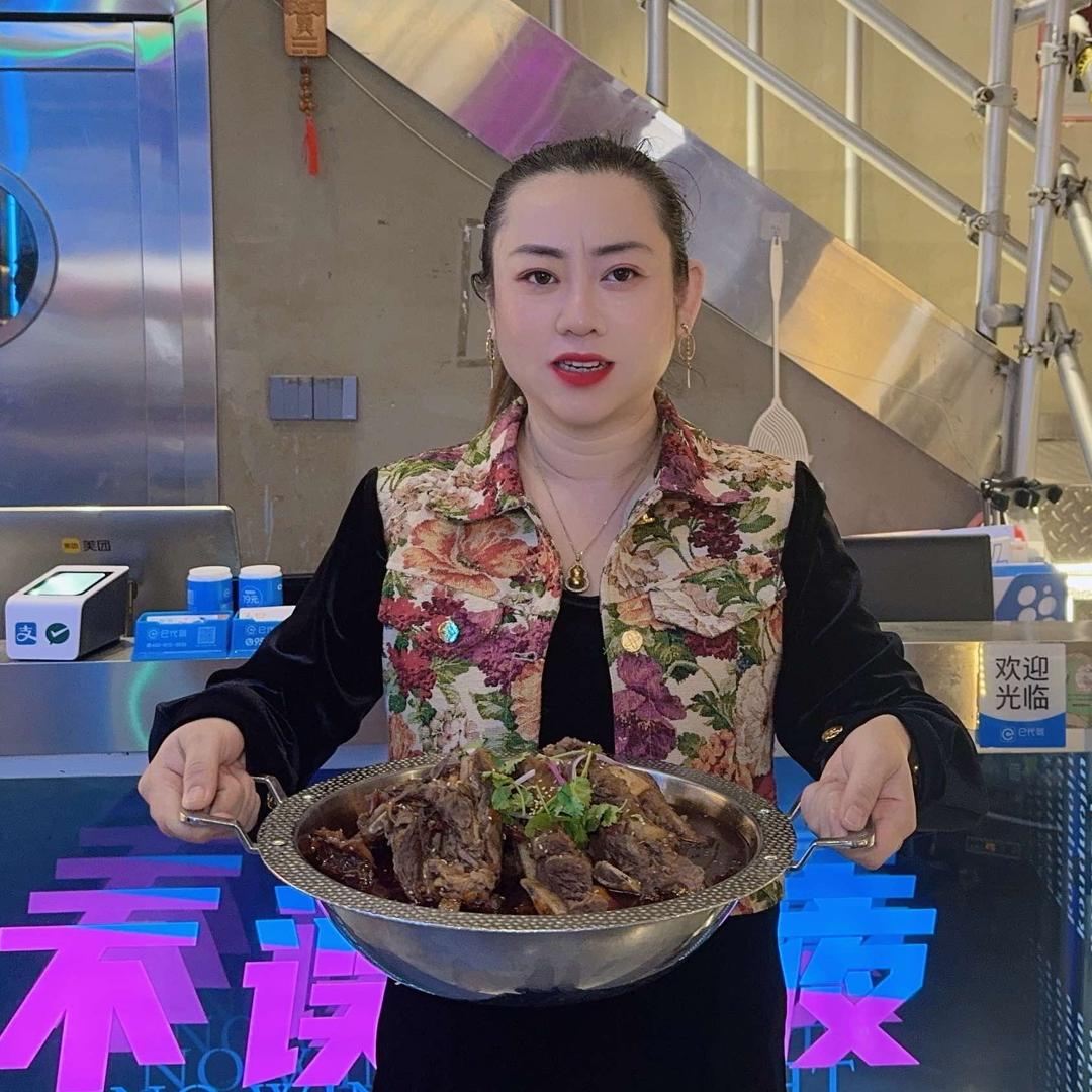 龙厂长牛排火锅佩姐