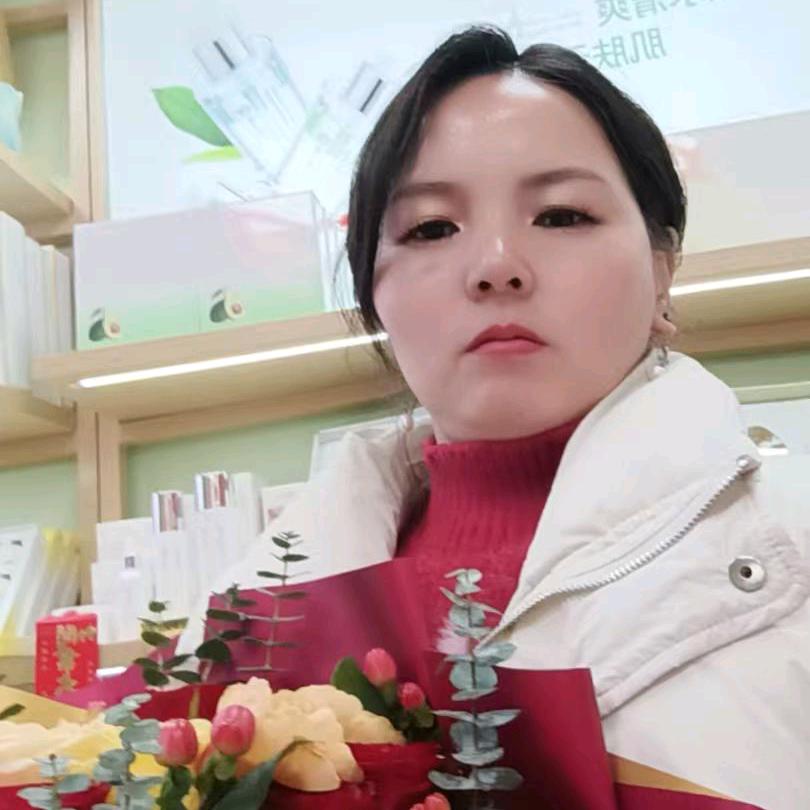 轻素栖花里小黄