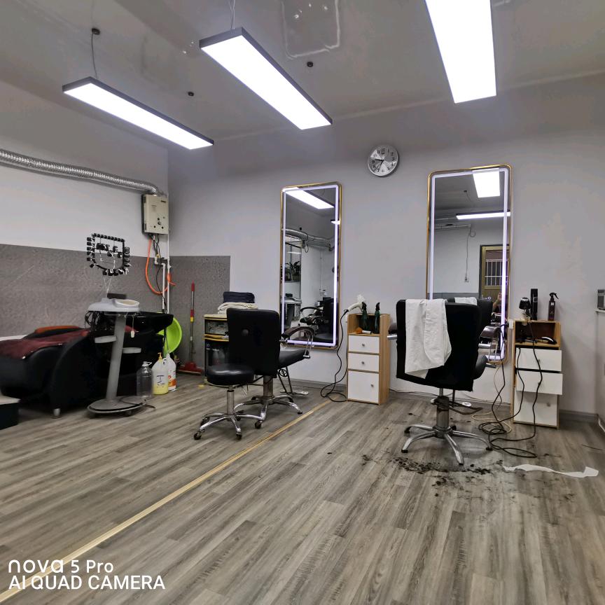 冬日阳光专业发型设计店