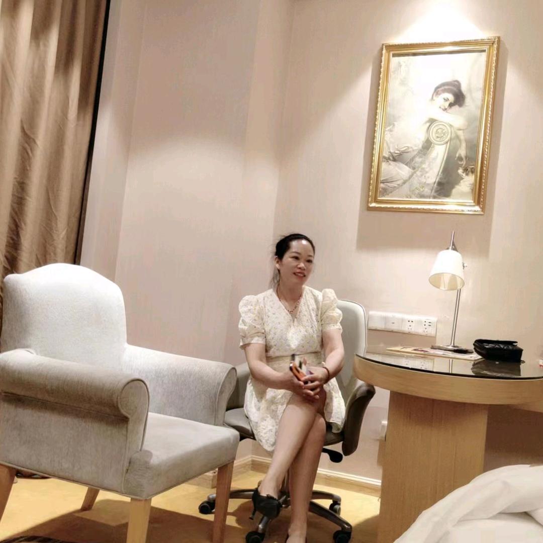 轻奢世家迁江店主～容姐