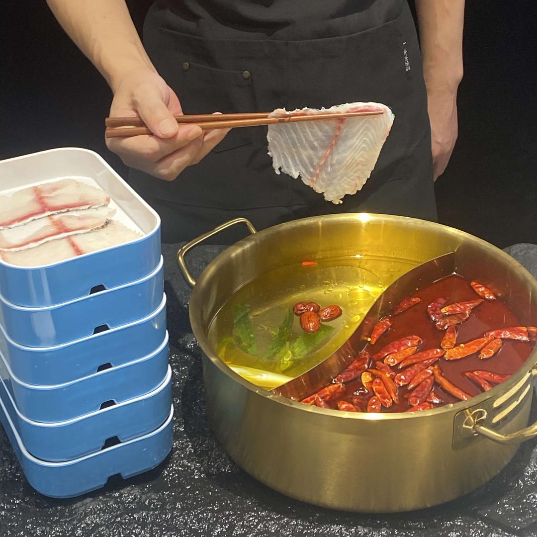 煮海鸡汤涮活鱼