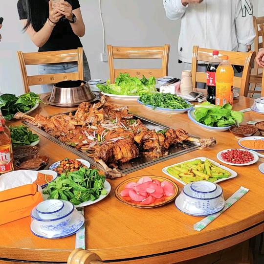 腾冲后花园山庄烤全羊官方号