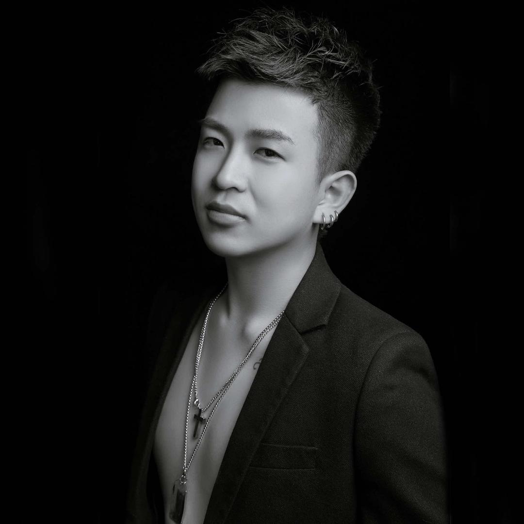 在齐大开理发店的、王伟