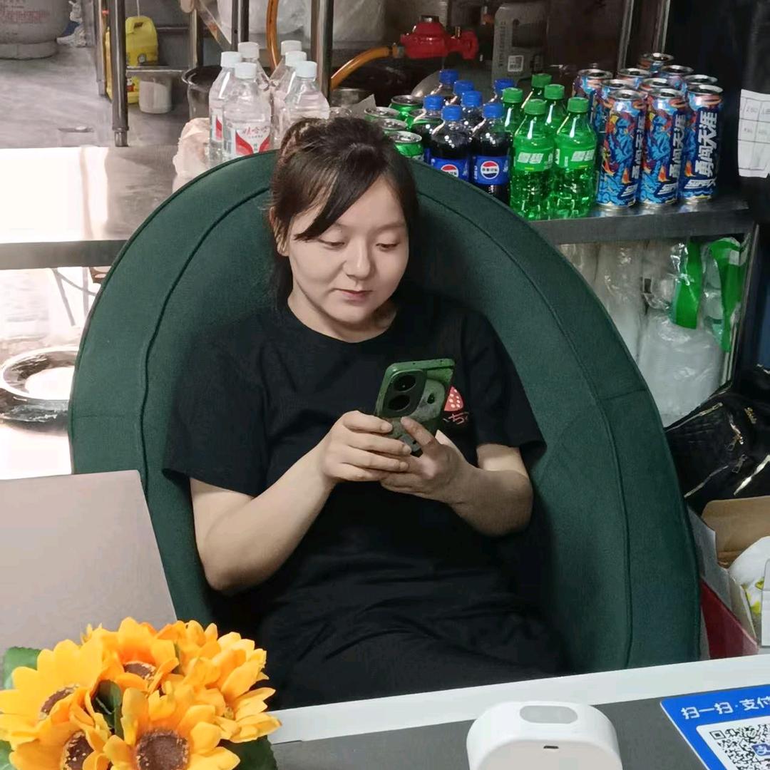 串香烧烤的小姐姐