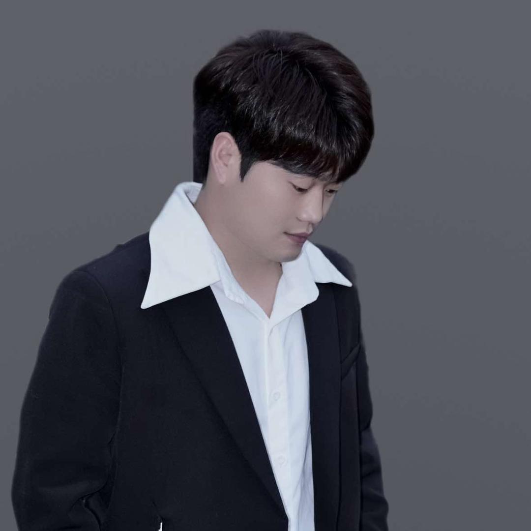 雨泽在叙永专注烫头发