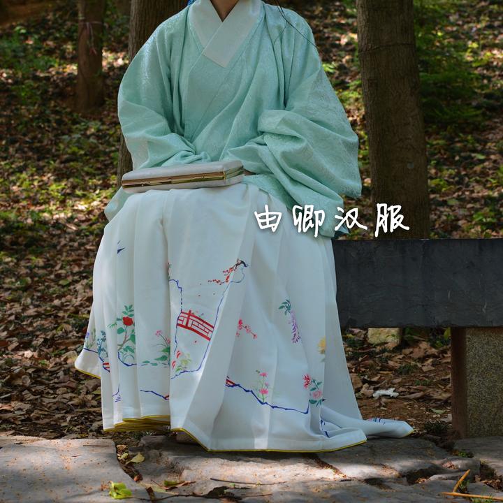 由卿-药药（努力给崽做汉服）