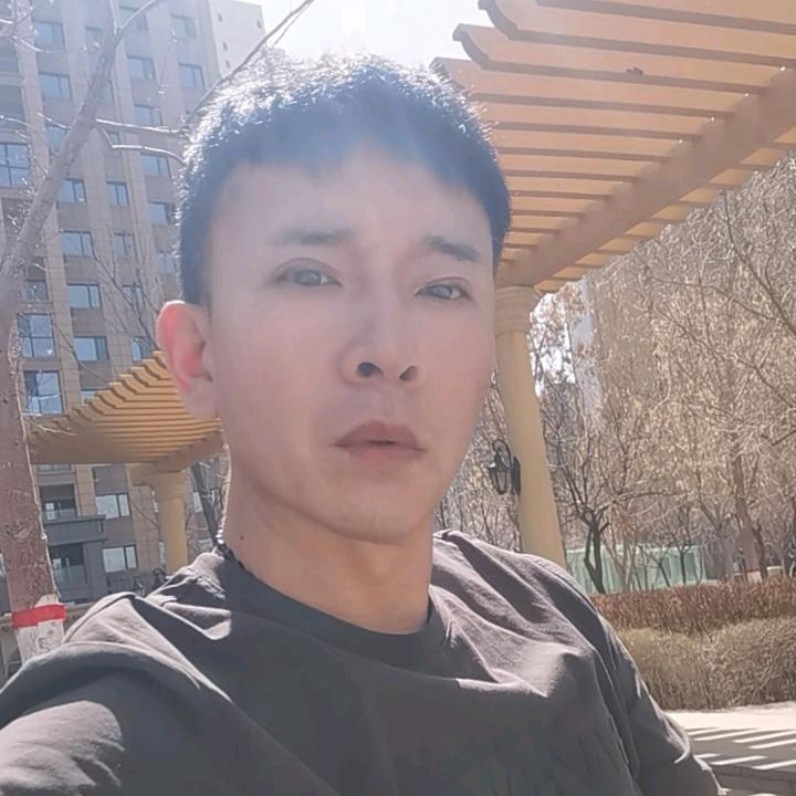 股骨颈骨折康复后老李的美好生活