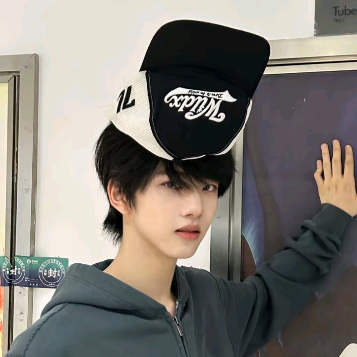 v晚安小猫੭ฅ💛💚