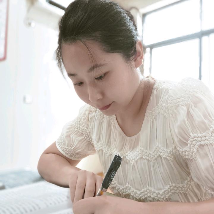 医弘欣欣
